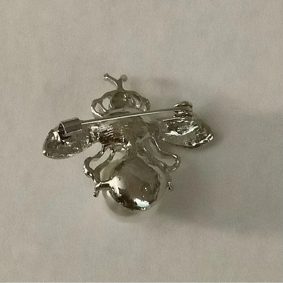 NEW Beautiful Faux Pearl and Rhinestone Bee Brooch - Picture 2 of 2